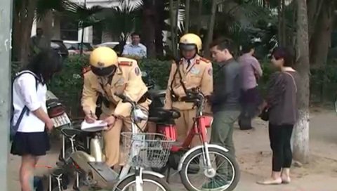 CSGT 'sờ gáy' xe đạp điện không mũ bảo hiểm